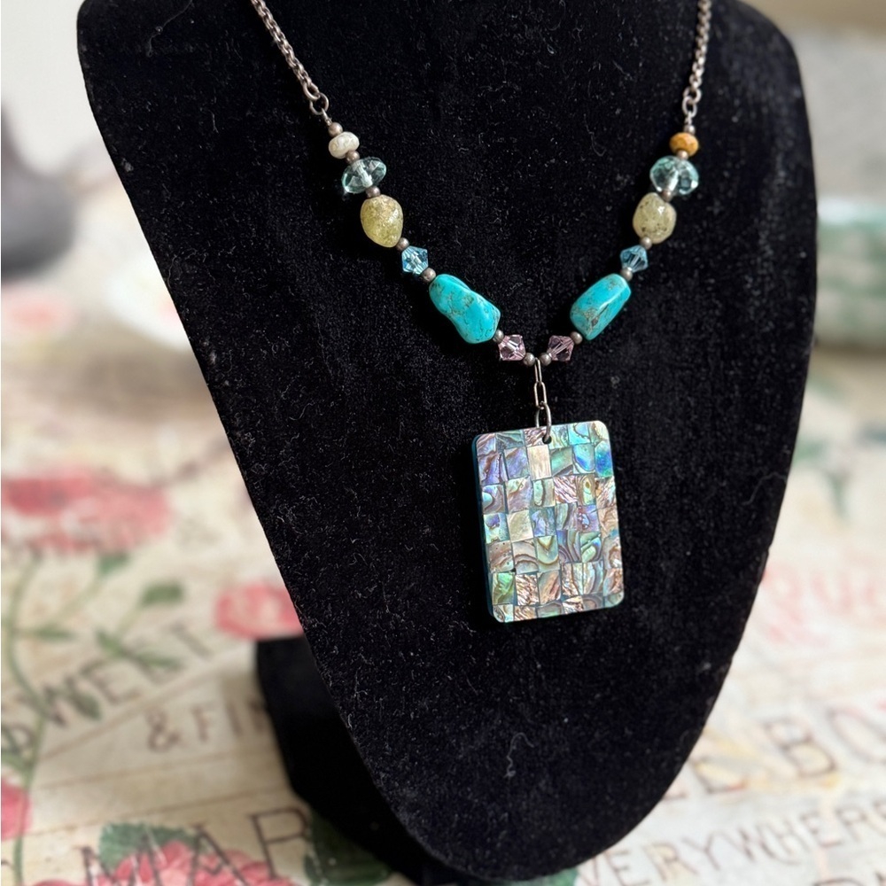 Beautiful Turquoise and Silver Necklace. - Picture 2 of 4